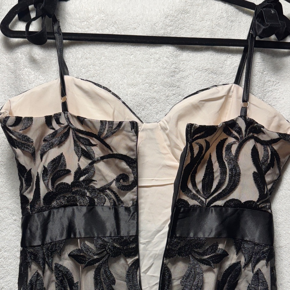 Elegant Black Floral Lace Dress - Picture 6 of 8